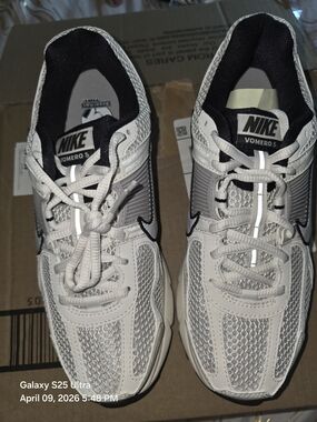 Nike Vomero 5 Womens9/M8.5 Running Shoes - White/Navy Blue. NWOT. MFRP:$170